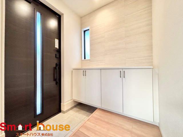 相模原市中央区横山　新築2棟の玄関|上質感漂う玄関へのアプローチ。居住者の帰り、訪れる方を優しく迎える・安らぎに満ちた生活空間を予感させる。健やかな暮らしを楽しめそう
