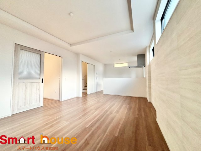 相模原市中央区横山　新築2棟の居間・リビング|家族の笑い声が聞こえてきそうな大空間♪大きめのLDKはそれだけで心が和みます。家族揃ってリビングで過ごすお休みの日が、楽しみになる場所となることでしょう。
