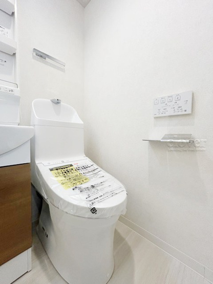 【トイレ】 | 三田小茂根コーポ | 温水洗浄便座つき　トイレはもともと個人の領域である自宅の中でも、最もプライベートな空間です。だからこそ、ほしい「落ち着き」がここにあります。～即日のご見学可能～　お問合せはお気軽にどうぞ。