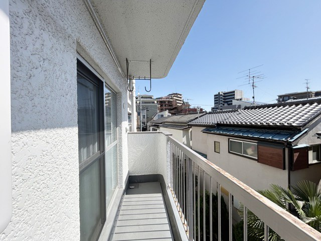 【バルコニー】 | 三田小茂根コーポ | 陽当りの良さが自慢のバルコニーには、太陽光がさんさんと降り注ぎます。気分爽快な新生活を十分に想像できますね。～即日のご見学可能～　お問合せはお気軽にどうぞ。