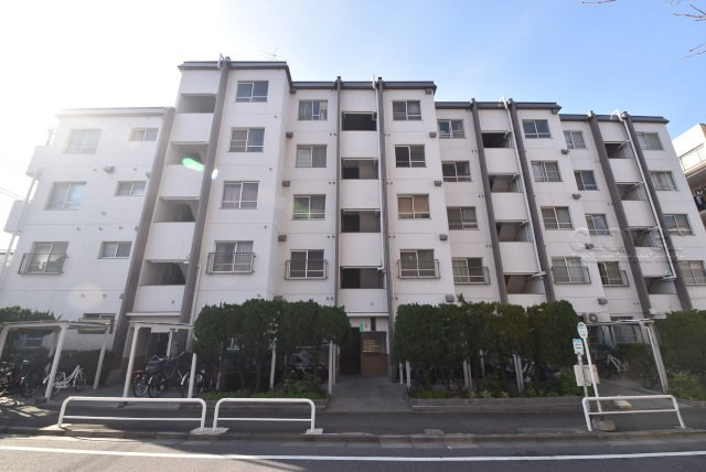 【現況写真】 | 三田小茂根コーポ | 外観と前面道路の様子。～即日のご見学可能～　お問合せはお気軽にどうぞ。
