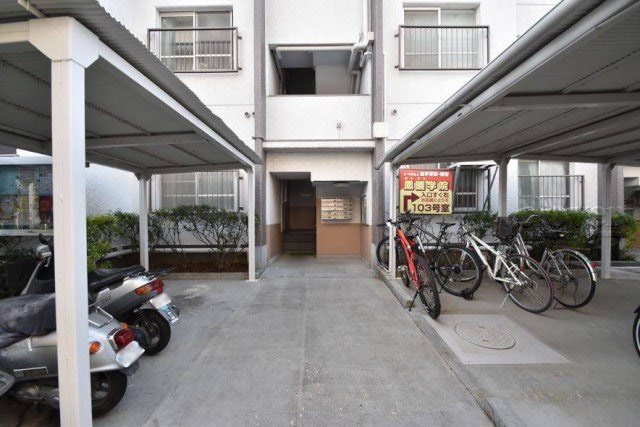 【駐車場】 | 三田小茂根コーポ | バイク置き場。空き区画の有無や駐輪料金、サイズおよび排気量規定などについては、改めてお問い合わせください。～即日のご見学可能～　お問合せはお気軽にどうぞ。
