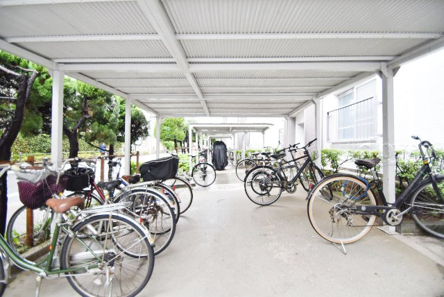 【駐輪場】 | 三田小茂根コーポ | 自転車置き場。マンションの共用部にあたります。空きの有無や駐輪料金、各戸の台数制限などについては、改めてお問い合わせください。～即日のご見学可能～　お問合せはお気軽にどうぞ。
