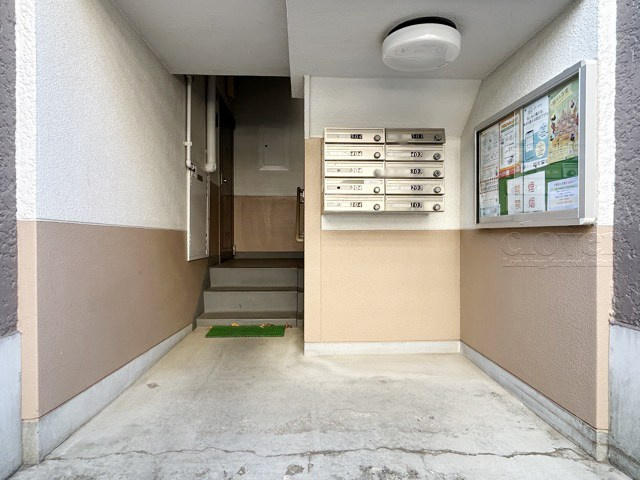 【ロビー】 | 三田小茂根コーポ | 集合ポストなどを備えたエントランスホール。ここもマンションの顔となる部分であり、しっかりと清掃の行き届いたさまに安心感をおぼえます。～即日のご見学可能～　お問合せはお気軽にどうぞ。