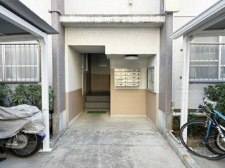 【エントランス】 | マンションの正面エントランス。出入りする人間を癒してくれるマンション入り口であり、その建物の「顔」でもあります。～即日のご見学可能～　お問合せはお気軽にどうぞ。
