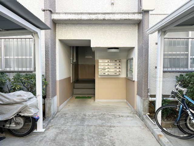 【エントランス】 | 三田小茂根コーポ | マンションの正面エントランス。出入りする人間を癒してくれるマンション入り口であり、その建物の「顔」でもあります。～即日のご見学可能～　お問合せはお気軽にどうぞ。

