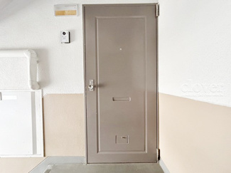 【その他共用部分】 | 皆様をお迎えする、お部屋の玄関ドア。開けやすさや開放角度、ドアノブの操作しやすさや鍵の形状などを、現地で一度ご確認ください。～即日のご見学可能～　お問合せはお気軽にどうぞ。