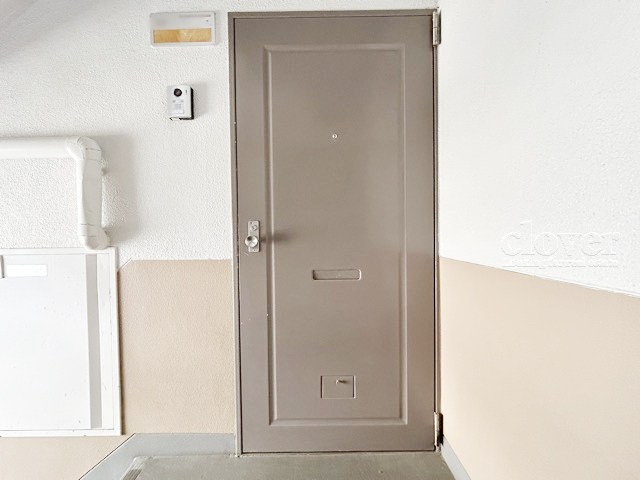 【その他共用部分】 | 三田小茂根コーポ | 皆様をお迎えする、お部屋の玄関ドア。開けやすさや開放角度、ドアノブの操作しやすさや鍵の形状などを、現地で一度ご確認ください。～即日のご見学可能～　お問合せはお気軽にどうぞ。