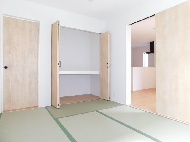 愛西市大井町浦田面の新築一戸建の和室|◇和室◇　　南面で明るい和室６．０帖　来客対応やお子様の遊びスペースなどにも利用できます！　全居室収納完備♪