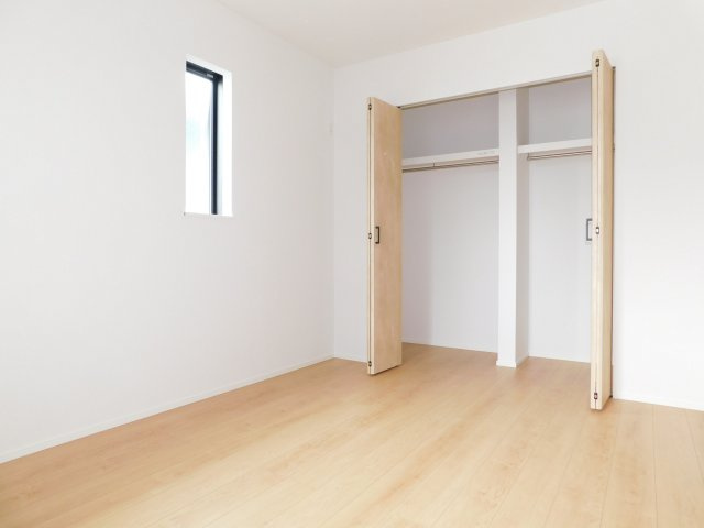 愛西市大井町浦田面の新築一戸建の洋室|◇洋室◇　　南面で明るい洋室６．０帖　全居室収納完備♪