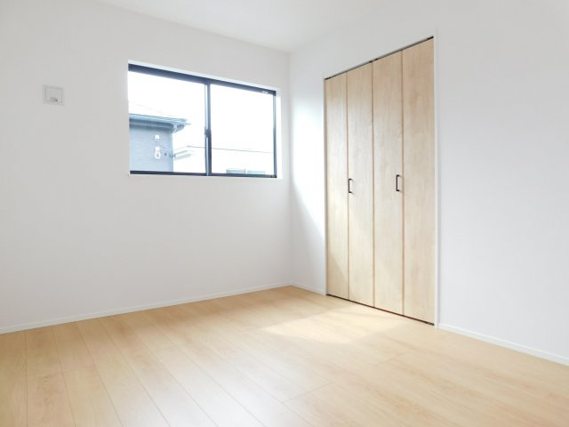 愛西市大井町浦田面の新築一戸建の洋室|◇洋室◇　　南面で明るい洋室６．０帖　全居室収納完備♪