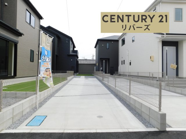 愛西市大井町浦田面の新築一戸建の前面道路含む現地写真|☆２号棟☆　　新価格！！いつでもご案内致します！（お問合せ当日、平日、水曜、夜間でもＯＫ）　長期優良住宅！　敷地５０坪超！　駐車３台ＯＫ♪　南に人工芝敷きの庭付き！　全居室南向き・６帖以上♪