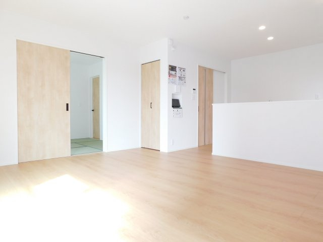 愛西市大井町浦田面の新築一戸建の居間・リビング|◇リビング◇　　南面で明るいリビング１６．０帖　家族の会話が弾む対面キッチン♪