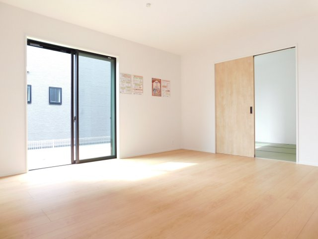 愛西市大井町浦田面の新築一戸建の洋室|◇リビング◇　　南面で明るいリビング１６．０帖　和室と続き間で２２．０帖の広々空間になります♪