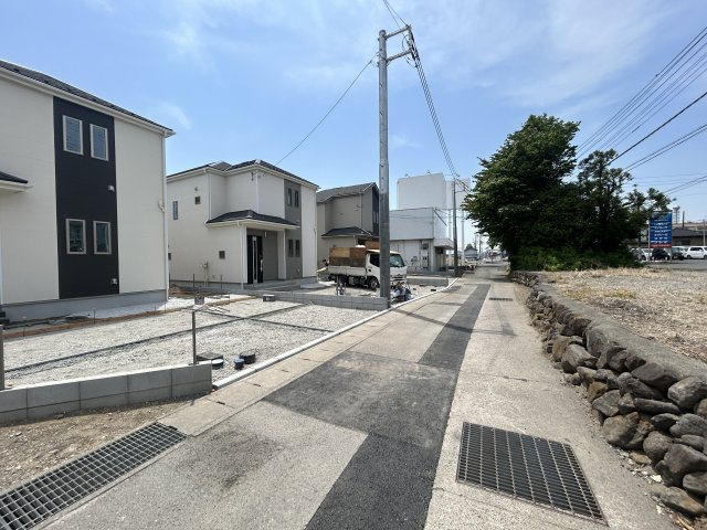 新築　渋川市石原　Heartful　Town　A号棟の前面道路含む現地写真|現地写真　北側接道幅員約4ｍ　西側接道幅員約4ｍ		
