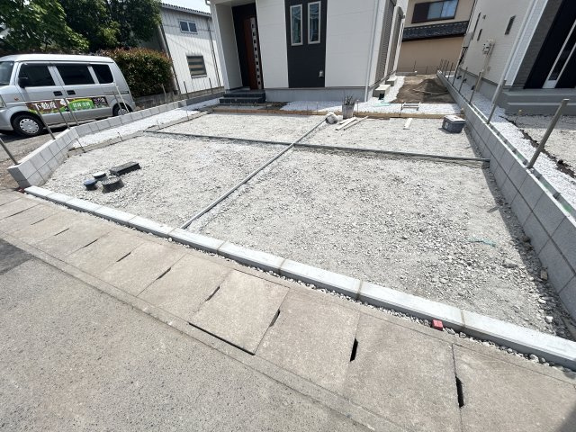 新築　渋川市石原　Heartful　Town　A号棟の駐車場|現地写真　駐車スペースは並列2台分可能です！					
