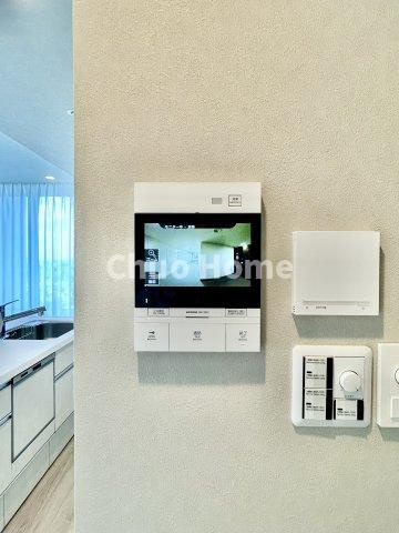 ブリリアタワー東京のセキュリティ|【モニターホン】誰が来たかすぐにわかるカラーモニター付きインターホン。通話ボタンを押すまでは室内の音は漏れていませんので相手を確かめてから応対できます。
