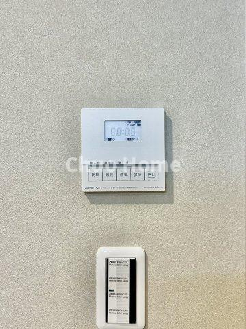 ブリリアタワー東京の内装|【浴室乾燥機】暖房・冷風・換気・乾燥が可能です。毎日を快適に過ごせるうれしい機能が揃っています。雨の日の洗濯物も安心です。