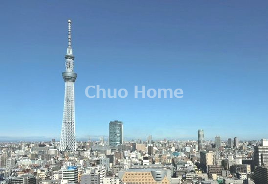 ブリリアタワー東京の展望|手を伸ばせば、ふれることが出来そうな環境が、そのままインテリアになったような印象です。その豊かな眺望にふさわしい空間には、通風・採光にも優れ、心地よい光と風があふれています