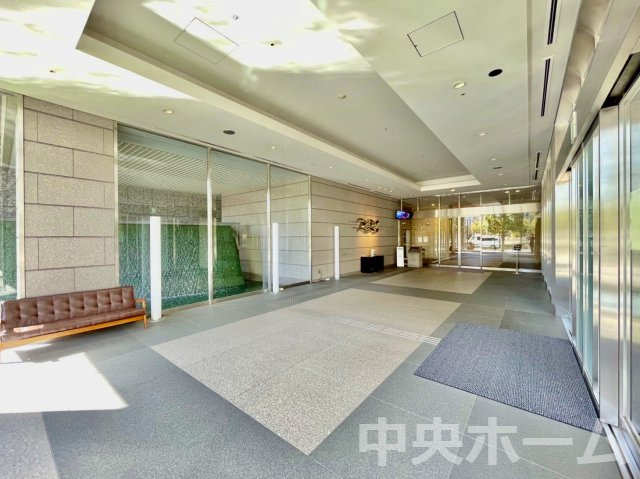 ブリリアタワー東京のエントランス|【エントランス】マンションのエントランスは、その物件の印象を決める、顔とも言える場所です。毎日通る場所ですからきれいなのが一番です。エントランス内はオートロックですので暮らしの安全も確保されています。