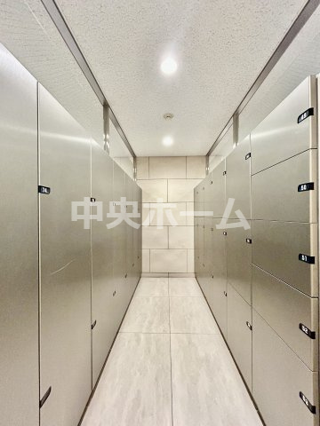 ブリリアタワー東京の設備|【宅配ボックス】在宅時・不在時に関わらず、居住者の代わりに非対面で宅配物を受け取ってくれる便利な設備です。わかりやすくご説明致しますので見学時にはお部屋だけではなく共用部分もぜひチェックしてください。