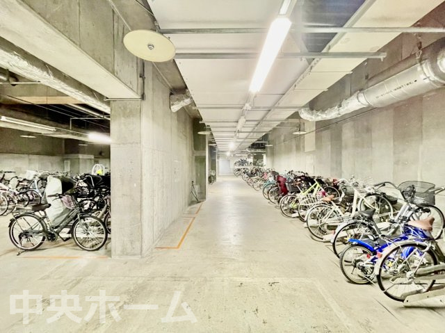ブリリアタワー東京の駐輪場|【自転車置き場】最新の空き状況や費用などの詳細は担当スタッフまでお問い合わせください。
