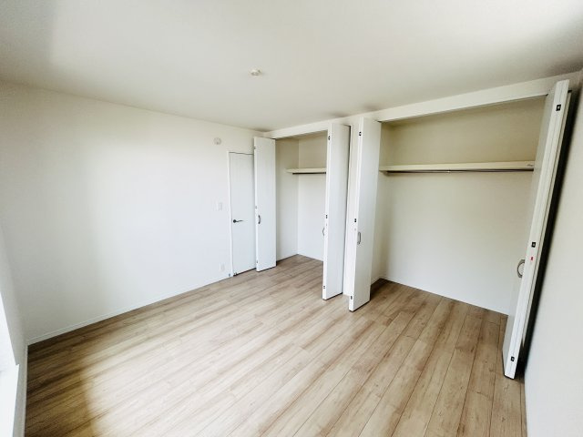 新築　渋川市石原　Heartful　Town　B号棟の収納|現地写真　それぞれのお部屋に収納スペースがあるのでお片付け上手で室内もスッキリ♪							
　						
