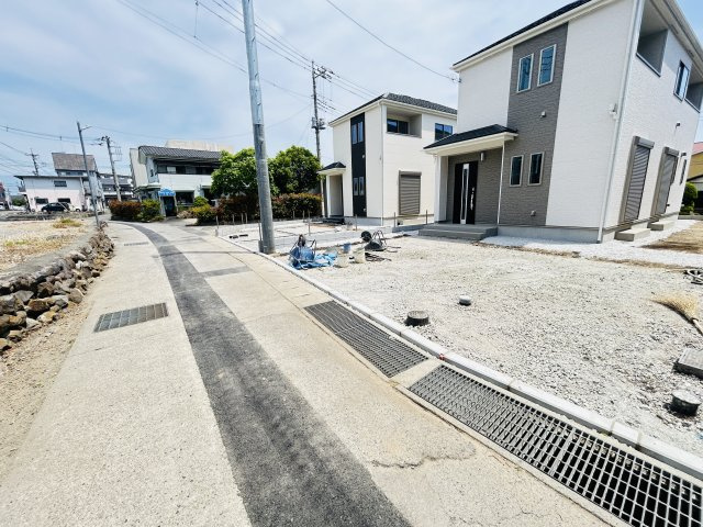 新築　渋川市石原　Heartful　Town　B号棟の前面道路含む現地写真|現地写真　西側接道幅員約4ｍ		