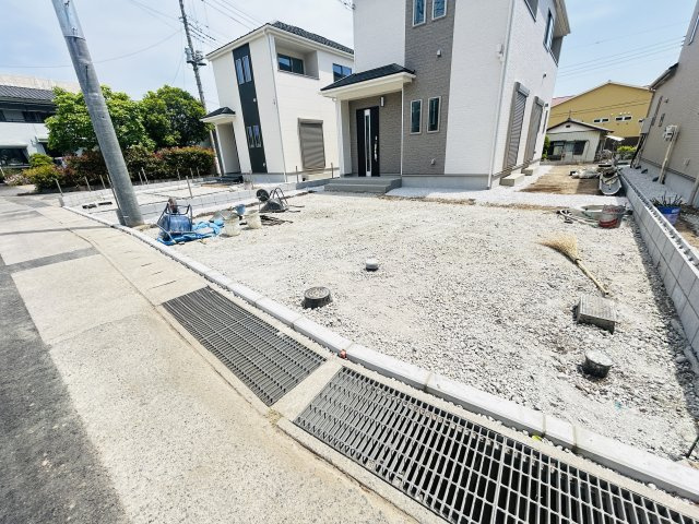 新築　渋川市石原　Heartful　Town　B号棟の駐車場|現地写真　駐車スペースは並列3台分可能です！					
