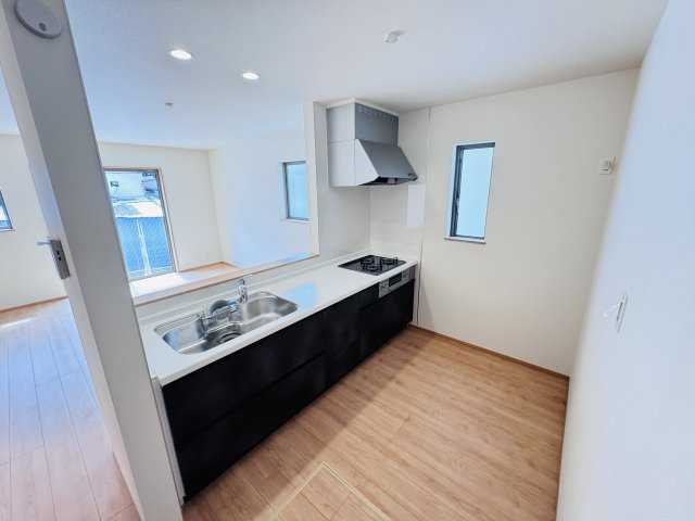 柏市中新宿２丁目新築戸建のキッチン|広々システムキッチン・シンクの水栓には浄水器がついてます！