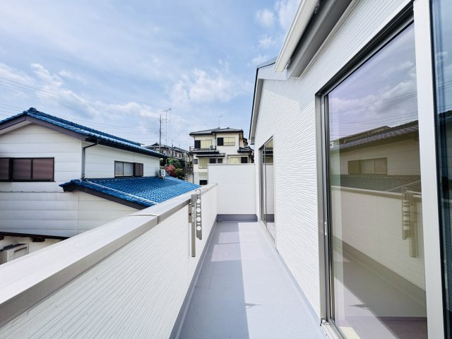 柏市中新宿２丁目新築戸建のバルコニー|南向きワイドバルコニー・日当たり良好♪