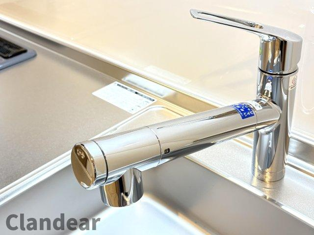 藤和亀有コープのキッチン|シンクにスマートに組込まれた浄水器一体型水栓。料理や飲み水に安心のクオリティを。毎日の暮らしにやさしさと便利さをプラス♪