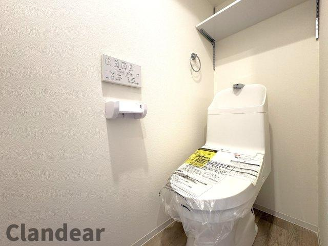 藤和亀有コープのトイレ|ホワイトベースで清潔感のあるトイレスペースを演出♪棚付きでトイレ周りもスッキリお使いいただけます！