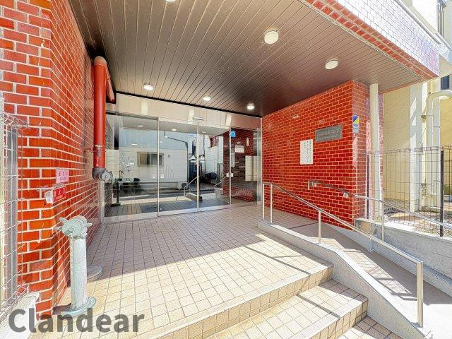 藤和亀有コープのエントランス|やわらかな明るさに包まれたエントランスは、帰宅時にほっとできる心地よい空間。暮らしに寄り添う佇まいです