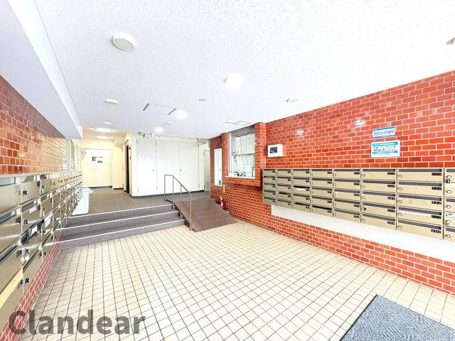 藤和亀有コープのロビー|清掃が行き届いた集合ポスト。細部まで丁寧に管理され、安心して暮らせる環境が整っています♪