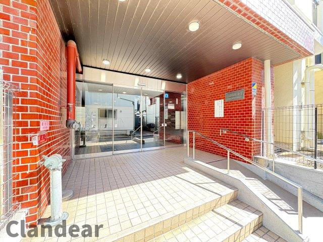 藤和亀有コープのエントランス|手すり付きでやさしい設計。小さな気配りがうれしい共用部です。