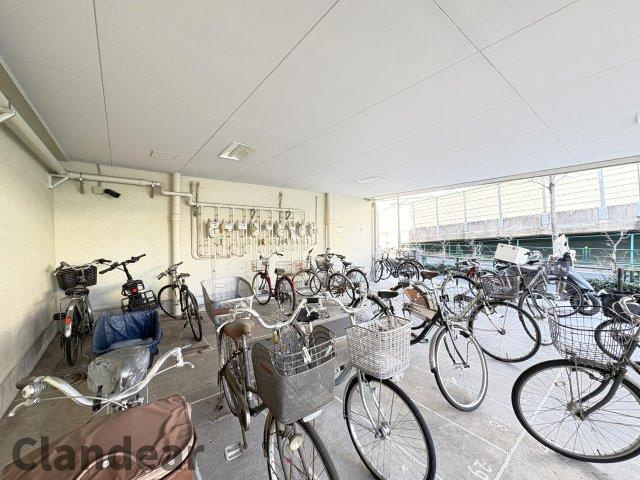 藤和亀有コープの駐輪場|屋内の自転車置場です。雨風から自転車を守り、乗り降りも天候に左右されません♪