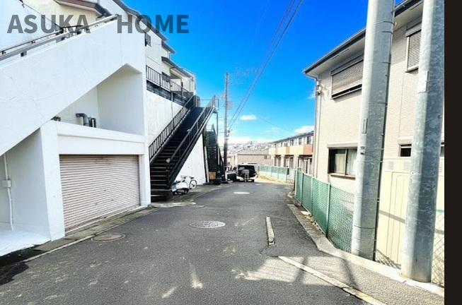 戸塚区戸塚町の前面道路含む現地写真|ゆとりのある住宅地です。部屋の窓を開けるとそこには心地よい風が通りぬけます。
