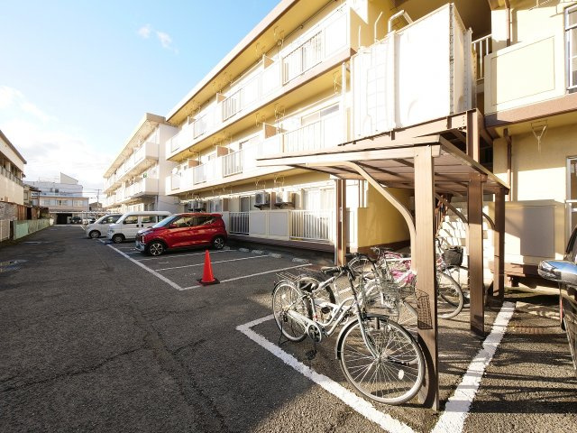 ロイヤル神田の駐車場