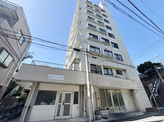 【外観】 | 手入れの行き届いた外壁やエントランスなど、「見ればわかる」レベルで清潔感を保ったマンションです。築年数を感じさせない姿で皆様をお出迎えします。～即日のご見学可能～　お問合せはお気軽にどうぞ。