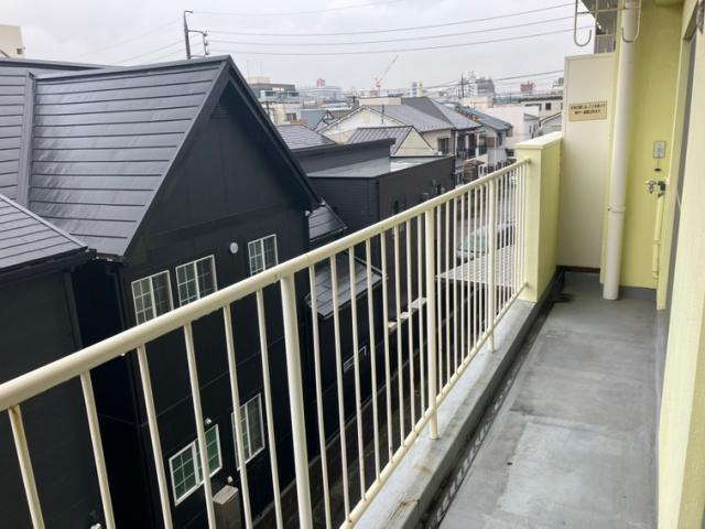 竹味マンションのバルコニー|暖かな日差しのふりそそぐバルコニー