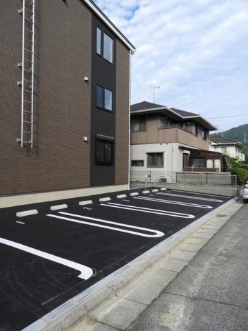 ブライトガーデンハウスの駐車場