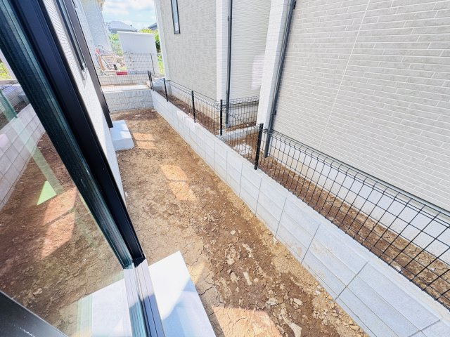 松戸市小金原８丁目新築戸建【貝の花小学校:徒歩2分】の庭|南側隣地境界スペース