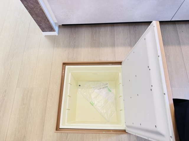 松戸市小金原８丁目新築戸建【貝の花小学校:徒歩2分】のキッチン|キッチン床下収納