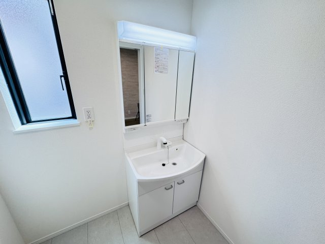 松戸市小金原８丁目新築戸建【貝の花小学校:徒歩2分】の独立洗面台|シャワーヘッド付き三面鏡洗面化粧台