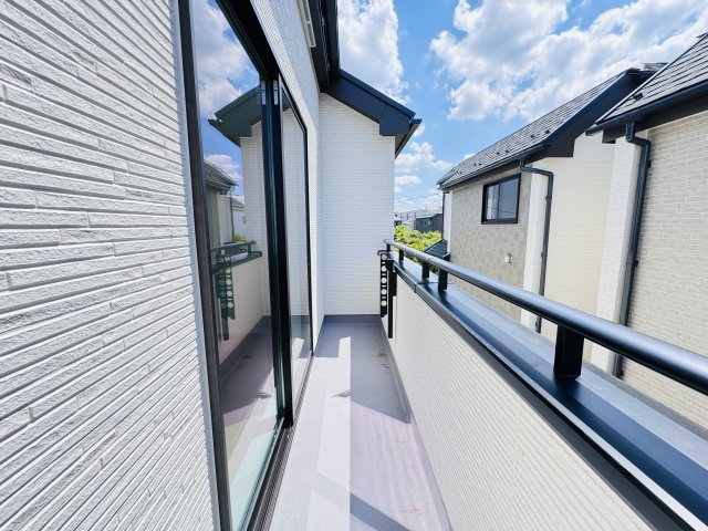 松戸市小金原８丁目新築戸建【貝の花小学校:徒歩2分】のバルコニー|寝室前南向きバルコニー・日当たり良好♪