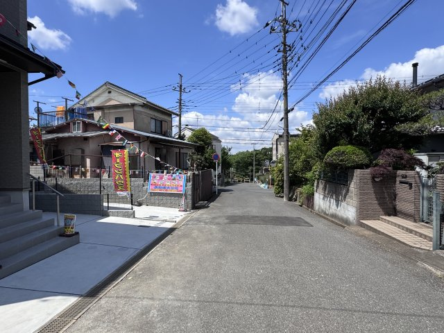 松戸市小金原８丁目新築戸建【貝の花小学校:徒歩2分】の前面道路含む現地写真|北側前面道路