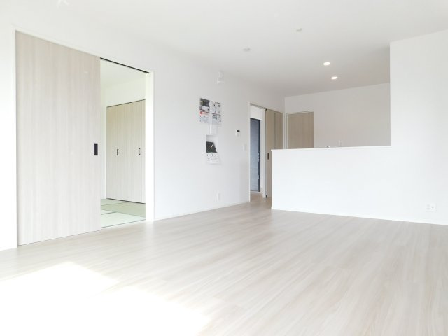 愛西市大井町浦田面の新築一戸建の居間・リビング|◇リビング◇　　南面で明るいリビング１６．０帖リビングや庭の様子が見渡せる対面キッチン♪　