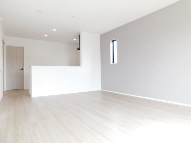 愛西市大井町浦田面の新築一戸建の居間・リビング|◇リビング◇　　南面で明るいリビング１６．０帖　アクセントクロスに合わせたインテリアを楽しむことができます♪