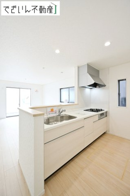 【キッチン】 | CRADLE GARDEN加須市南町第3　新築住宅 | ご家族みんなで調理ができる位のスペースを実現したキッチン空間となっております。みんなで作った料理を召し上がりながらの会話は、自然と笑いが絶えない空間がそこに広がります。
現地(2026年7月撮影)